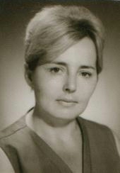 Crno-beli studijski portret Draginje Adamović - žena kratke svetle kose, u tamnoj bluzi, blago okrenuta ka objektivu.